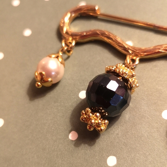 Handmade pearl and Swarovski crystal pin - Picture 3 of 7